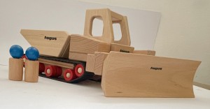 Dumper-Pistenraupe-Schneepflug